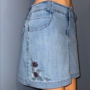 Jean skort with embroidered flowers